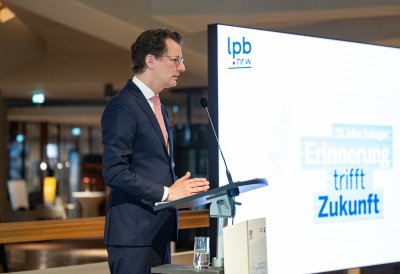 30 Jahre Solingen – Ministerpräsident Hendrik Wüst erinnert sich mit Schülerinnen und Schülern an Brandanschlag