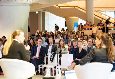 30 Jahre Solingen – Ministerpräsident Hendrik Wüst erinnert sich mit Schülerinnen und Schülern an Brandanschlag