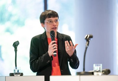 30 Jahre Solingen – Ministerpräsident Hendrik Wüst erinnert sich mit Schülerinnen und Schülern an Brandanschlag