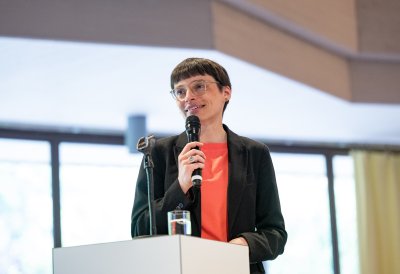 30 Jahre Solingen – Ministerpräsident Hendrik Wüst erinnert sich mit Schülerinnen und Schülern an Brandanschlag