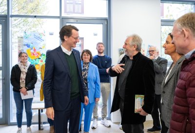 Ministerpräsident Wüst liest gemeinsam mit Henning Krautmacher / Vorleseaktionen mit Kabinettmitgliedern im ganzen Land