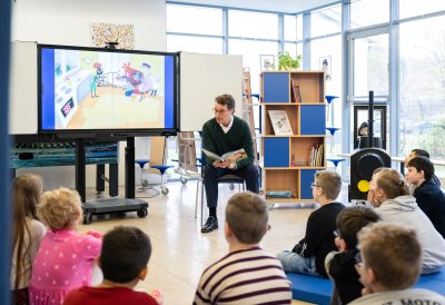 Ministerpräsident Wüst liest gemeinsam mit Henning Krautmacher / Vorleseaktionen mit Kabinettmitgliedern im ganzen Land