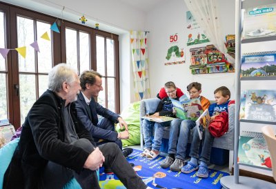 Ministerpräsident Wüst liest gemeinsam mit Henning Krautmacher / Vorleseaktionen mit Kabinettmitgliedern im ganzen Land