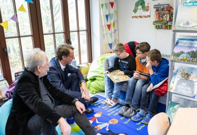 Ministerpräsident Wüst liest gemeinsam mit Henning Krautmacher / Vorleseaktionen mit Kabinettmitgliedern im ganzen Land