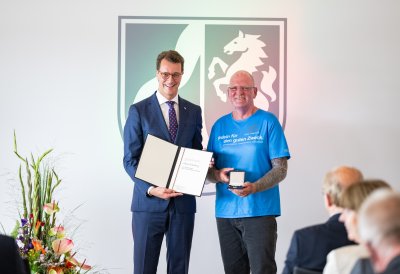 Ministerpräsident Hendrik Wüst verleiht den Verdienstorden des Landes Nordrhein-Westfalen an zehn Bürgerinnen und Bürger