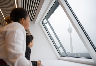Ministerpräsident Hendrik Wüst lädt Schülerinnen und Schüler des Grundschulzentrums Sonnenstraße in die Staatskanzlei ein