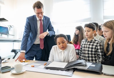 Ministerpräsident Hendrik Wüst lädt Schülerinnen und Schüler des Grundschulzentrums Sonnenstraße in die Staatskanzlei ein