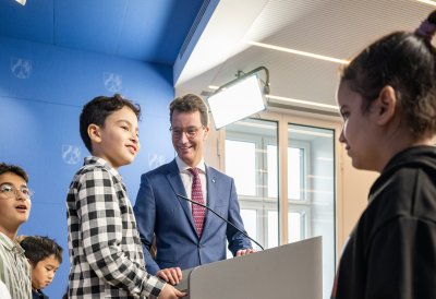 Ministerpräsident Hendrik Wüst lädt Schülerinnen und Schüler des Grundschulzentrums Sonnenstraße in die Staatskanzlei ein