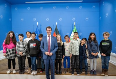 Ministerpräsident Hendrik Wüst lädt Schülerinnen und Schüler des Grundschulzentrums Sonnenstraße in die Staatskanzlei ein