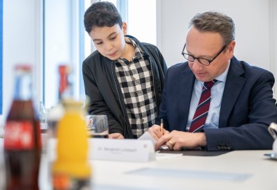 Ministerpräsident Hendrik Wüst lädt Schülerinnen und Schüler des Grundschulzentrums Sonnenstraße in die Staatskanzlei ein