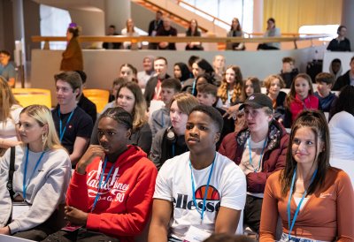 30 Jahre Solingen – Ministerpräsident Hendrik Wüst erinnert sich mit Schülerinnen und Schülern an Brandanschlag