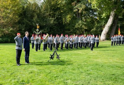 Ministerpräsident Hendrik Wüst verleiht das Fahnenband des Landes an das ABC-Abwehrbataillon 7 der Bundeswehr in Höxter