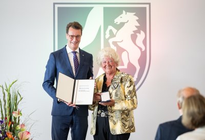 Ministerpräsident Hendrik Wüst verleiht den Verdienstorden des Landes Nordrhein-Westfalen an zehn Bürgerinnen und Bürger