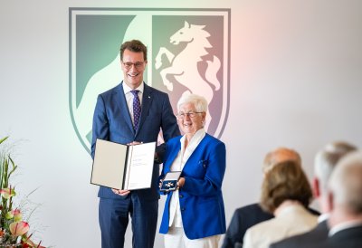 Ministerpräsident Hendrik Wüst verleiht den Verdienstorden des Landes Nordrhein-Westfalen an zehn Bürgerinnen und Bürger