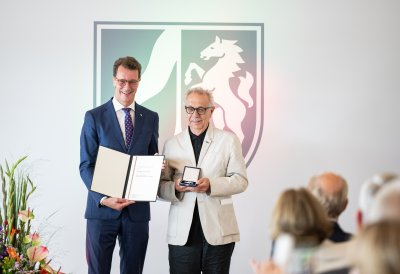 Ministerpräsident Hendrik Wüst verleiht den Verdienstorden des Landes Nordrhein-Westfalen an zehn Bürgerinnen und Bürger