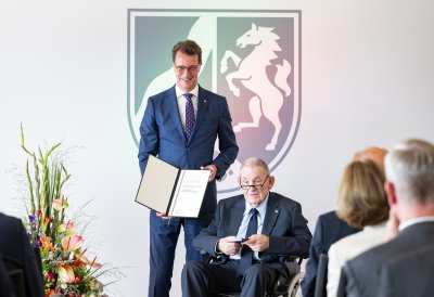 Ministerpräsident Hendrik Wüst verleiht den Verdienstorden des Landes Nordrhein-Westfalen an zehn Bürgerinnen und Bürger