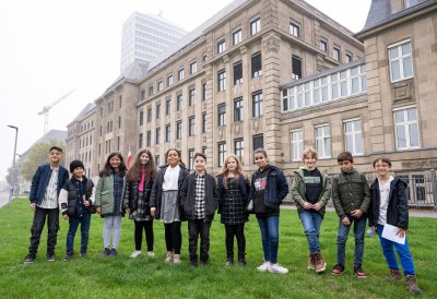 Ministerpräsident Hendrik Wüst lädt Schülerinnen und Schüler des Grundschulzentrums Sonnenstraße in die Staatskanzlei ein
