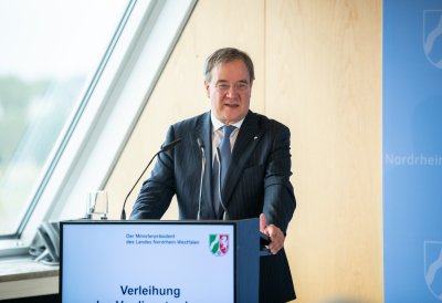 Ministerpräsident Armin Laschet verleiht den Landesverdienstorden an zehn Bürgerinnen und Bürger