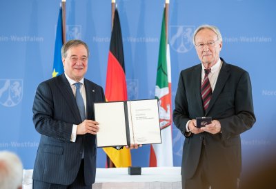 Ministerpräsident Armin Laschet verleiht den Landesverdienstorden an zehn Bürgerinnen und Bürger