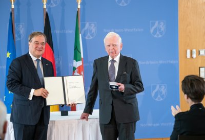 Ministerpräsident Armin Laschet verleiht den Landesverdienstorden an zehn Bürgerinnen und Bürger