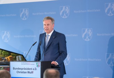 Ministerpräsident Laschet verleiht erste Mevlüde-Genç-Medaille an Duisburger Verein „Jungs e.V.“