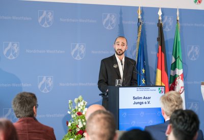 Ministerpräsident Laschet verleiht erste Mevlüde-Genç-Medaille an Duisburger Verein „Jungs e.V.“