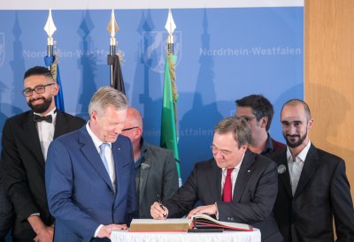 Ministerpräsident Laschet verleiht erste Mevlüde-Genç-Medaille an Duisburger Verein „Jungs e.V.“