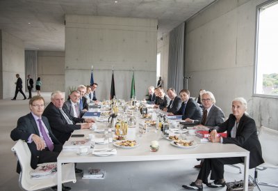 Gruppenfoto am Tisch
