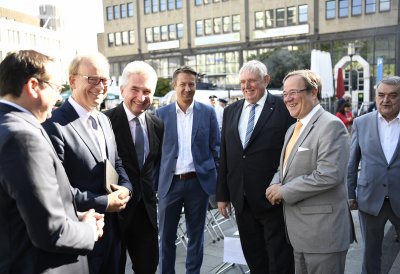 Ministerpräsident Laschet spricht mit Ministern und OB Kufen