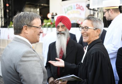 Ministerpräsident Armin Laschet im Gespräch mit zwei Vertretern der verschiedenen Religionen