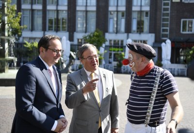 OB Kufen und Ministerpräsident Laschet sprechen mit einem als Clown verkleideten Mann