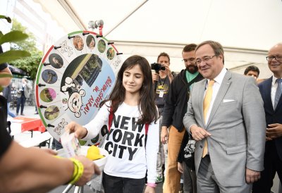 Ein Mädchen macht bei einer Tombola mit