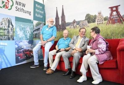 Ministerpräsident Armin Laschet unterhält sich mit Bürgern auf dem Roten Sofa