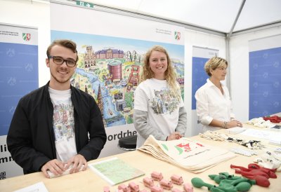 Am Stand des NRW-Shops