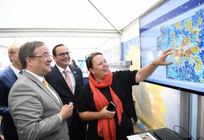 Ministerpräsident Armin Laschet und Umweltministerin Ursula Heinen-Esser schauen an einem Bildschirm auf eine Klimakarte