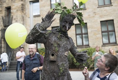 Eine Passantin steht vor dem NRW-Baum