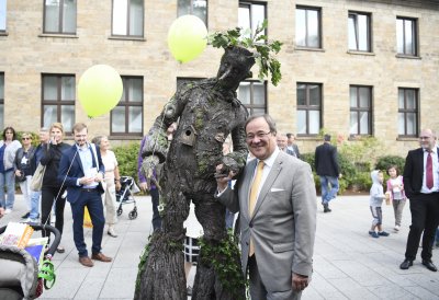 Ministerpräsident Armin Laschet posiert mit dem NRW-Baum für ein Foto