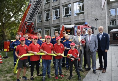 Gruppenfoto mit jungen Helfern