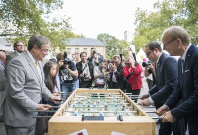 Ministerpräsident Armin Laschet und ein Mädchen spielen Kicker gegen den Essener Oberbürgermeister Thomas Kufen und Landtagspräsident André Kuper 