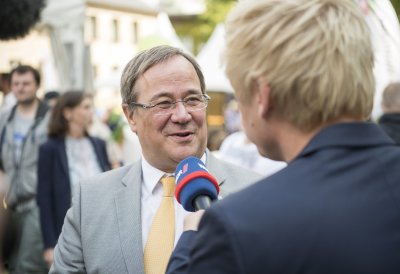 Ein WDR-Moderator interviewt Armin Laschet