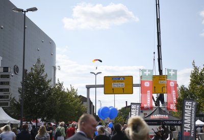 Ein Fallschirmspringer landet in der Innenstadt