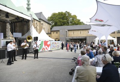 Musiker vor eine Bühne und Passanten