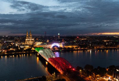Nordrhein-Westfalen leuchtet: Zum 74. Landesgeburtstag erstrahlen historische Bauwerke in den Landesfarben