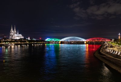 Nordrhein-Westfalen leuchtet: Zum 74. Landesgeburtstag erstrahlen historische Bauwerke in den Landesfarben