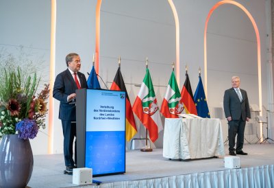 Ministerpräsident Armin Laschet zeichnet 13 Bürgerinnen und Bürger mit dem Verdienstorden des Landes Nordrhein-Westfalen aus