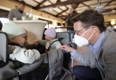 Ministerpräsident Wüst trifft Ehrenpatenkinder und ihre Familien