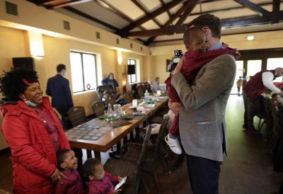 Ministerpräsident Wüst trifft Ehrenpatenkinder und ihre Familien