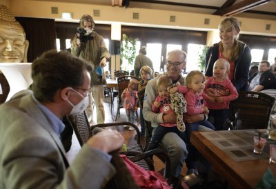 Ministerpräsident Wüst trifft Ehrenpatenkinder und ihre Familien