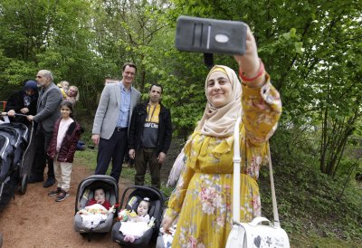 Ministerpräsident Wüst trifft Ehrenpatenkinder und ihre Familien