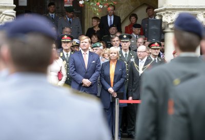 Ministerpräsidentin Hannelore Kraft und S.M. König Willem-Alexander der Niederlande beim öffentlichen militärischem Zeremoniell auf dem Prinzipalmarkt in Münster